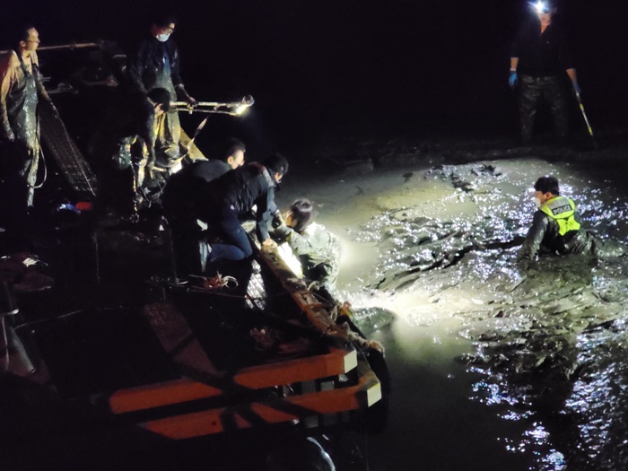 태안해경, 순찰 중 갯벌 빠진 관광객 5명 발견 구조