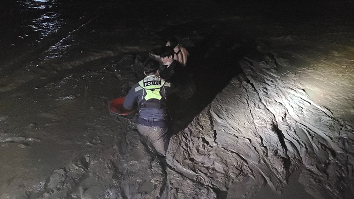태안해경, 순찰 중 갯벌 빠진 관광객 5명 발견 구조